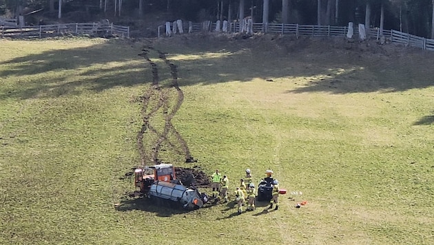 A traktor kétszer is felborult, mielőtt megállt. (Bild: zoom.tirol)