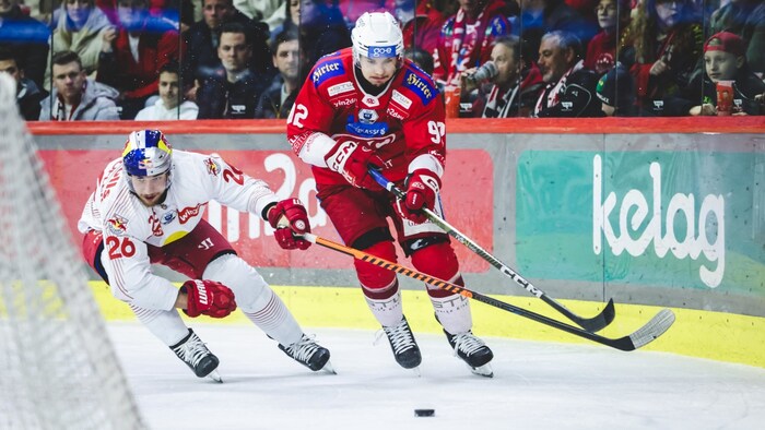 KAC defender Clemens Unterweger in a duel with Salzburg's Peter Hochkofler.