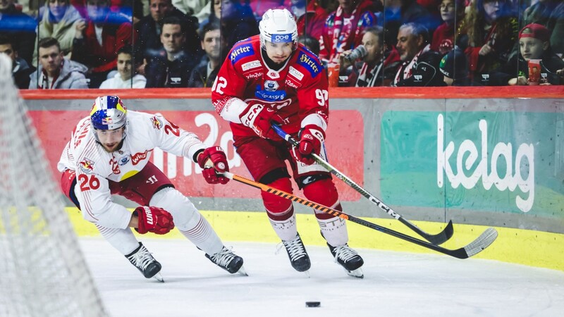 KAC-Verteidiger Clemens Unterweger im Duell mit Salzburgs Peter Hochkofler. (Bild: GEPA pictures)