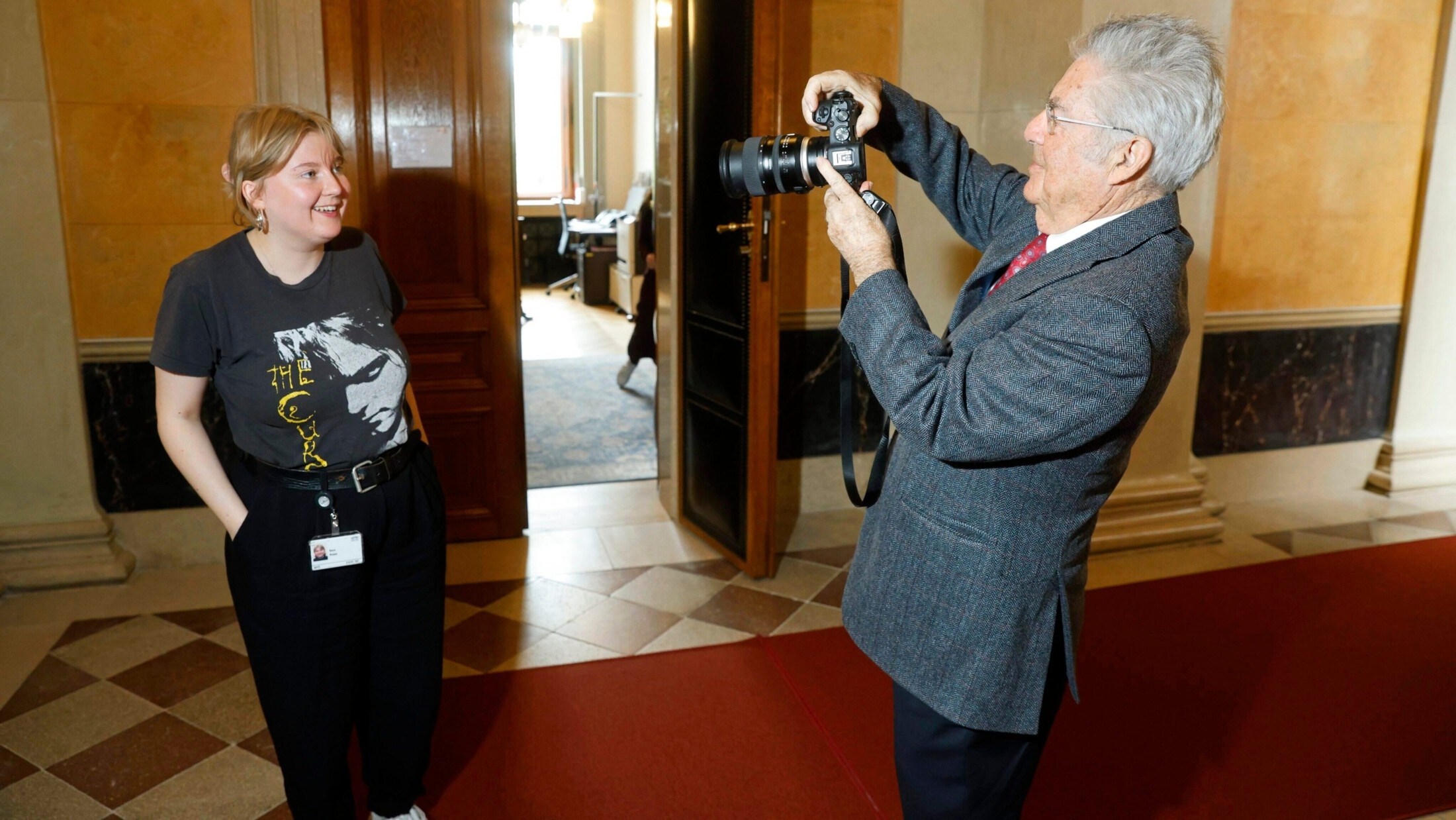 Heinz Fischer has not forgotten his closeness to the people. During the interview, he changes sides and takes photos. (Bild: Reinhard Holl)