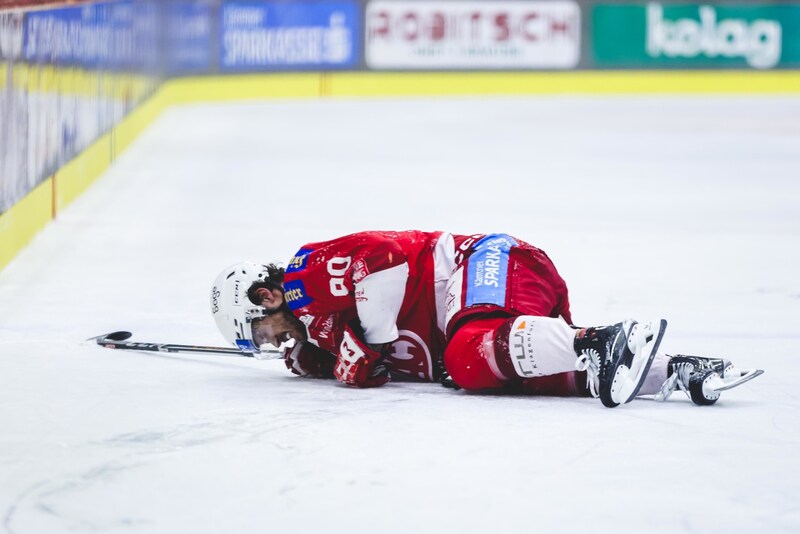 Matt Fraser blieb verletzt am Eis liegen. (Bild: GEPA pictures)