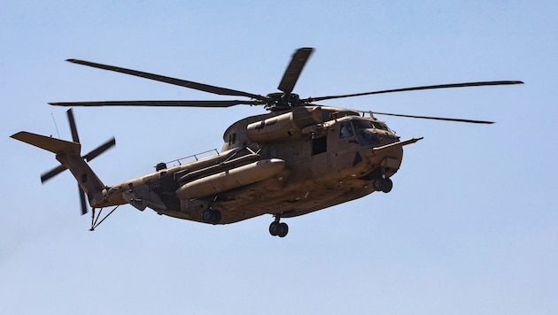 The crew of a combat helicopter fired on a vehicle in which a hostage was sitting. (Bild: APA/AFP/GIL COHEN-MAGEN)