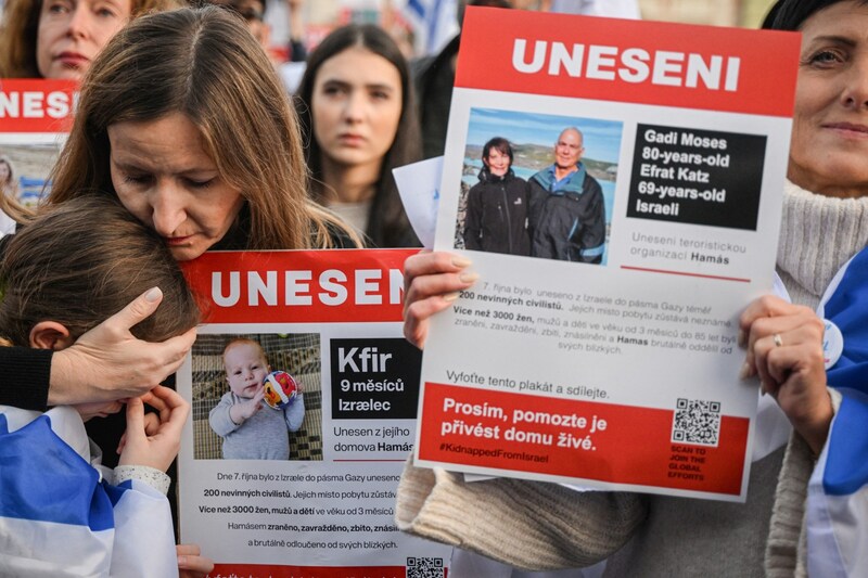 Wie für die vielen anderen Geiseln wurde auch für Efrat Katz die Freiheit gefordert (hier in Prag). (Bild: APA/AFP/Michal Cizek)