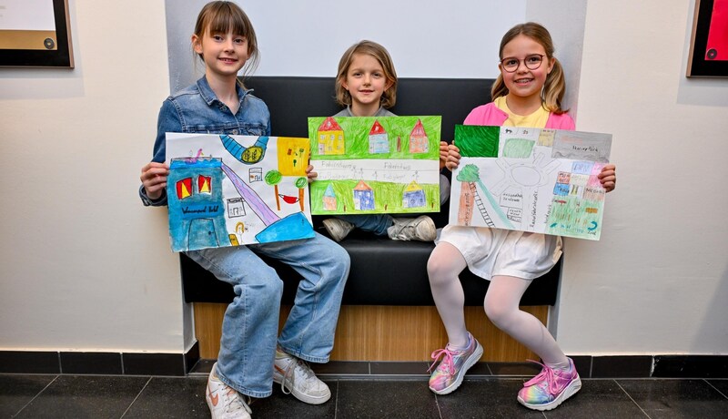 Annika, Xaver und Klara (von links) mit ihren Zeichnungen. (Bild: Dostal Harald)