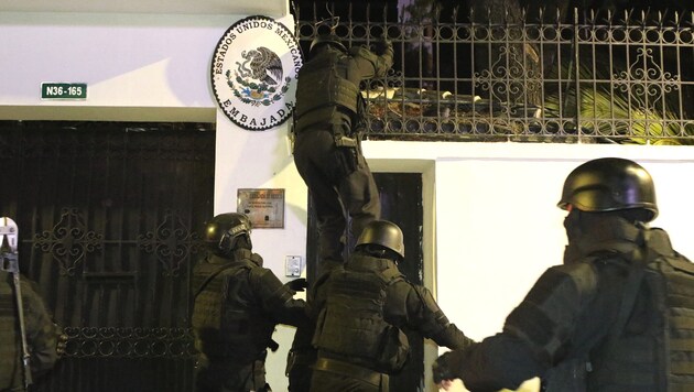 Spezialeinheiten der Polizei stürmten die Botschaft.  (Bild: APA/AFP/ALBERTO SUAREZ)