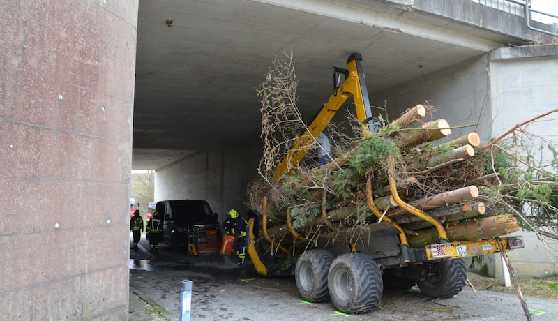 Der Kran auf dem Holztransporter war nicht ganz eingezogen, weshalb das Gespann unter der A8 stecken blieb. Feuerwehr, Polizei und Rettung waren im Einsatz. (Bild: FF Meggenhofen)