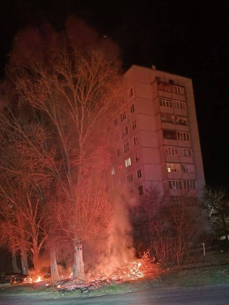 Brand nahe einem Wohnblock (Bild: Nationale Polizei der Ukraine)