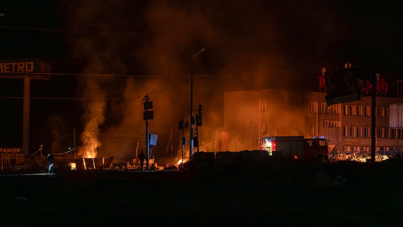 Rettungskräfte bei Löscharbeiten (Bild: AP)