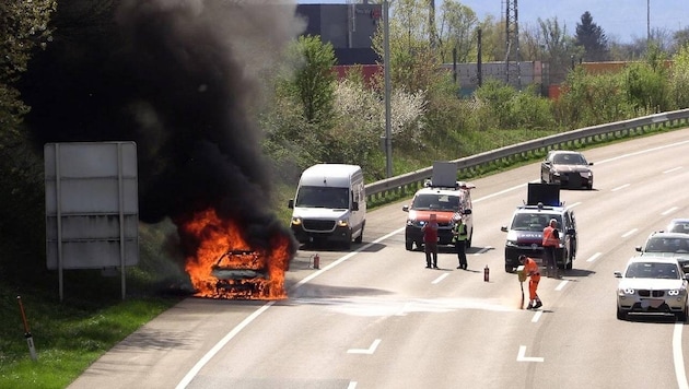 Az autó az A14-es autópálya közepén lángolt. (Bild: Maurice Shourot)
