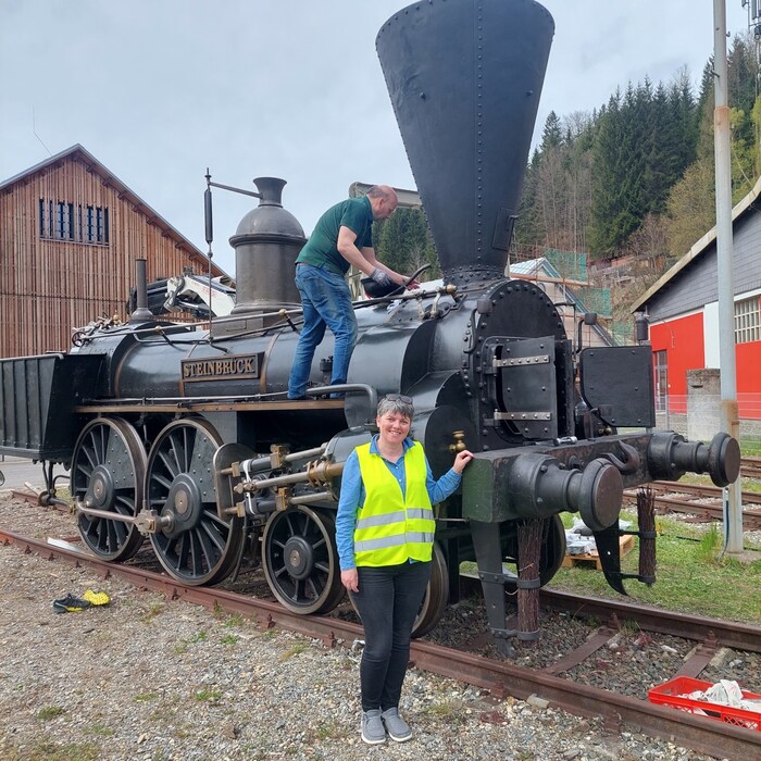 Museumsdirektorin Kerstin Orgis vor der Steinbrück.