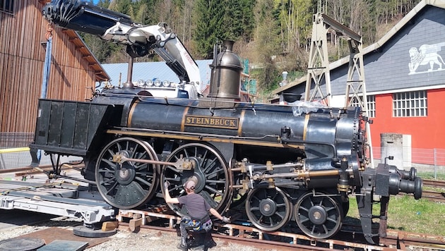 The Steinbrück was painstakingly lifted onto the track in Mürzzuschlag. (Bild: Peter Bernthaler)