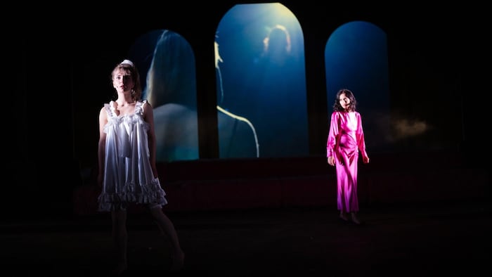 Laura (Anna Klimovitskaya) und Carmilla (Annette Holzmann)