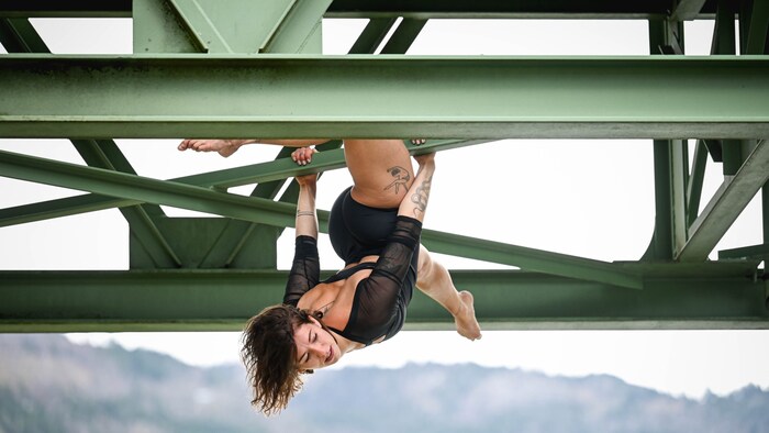 For the "Krone", Zauner hangs from a bridge scaffolding...