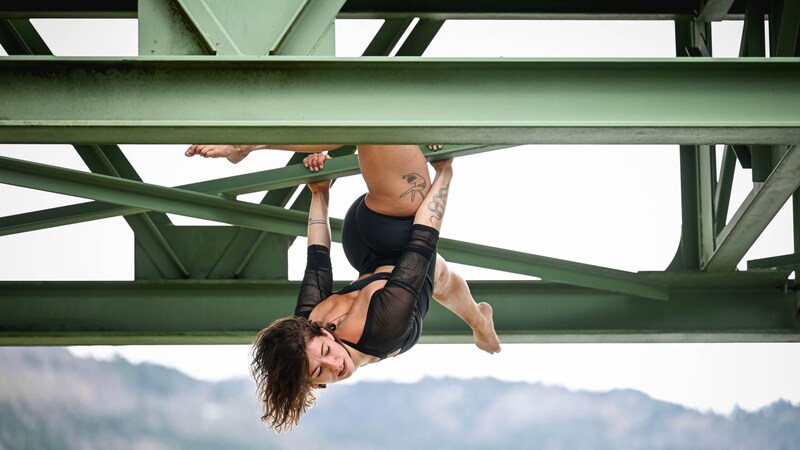 For the "Krone", Zauner hangs from a bridge scaffolding... (Bild: Markus Wenzel)