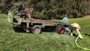 Der Motor im Heck des Schleppers fing Feuer.  (Bild: zoom.tirol)