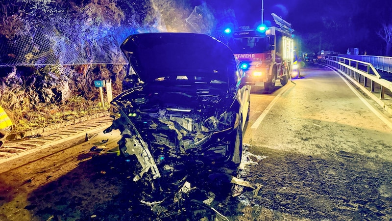 Eines der verunfallten Autos (Bild: FF Mondsee/Stoxreiter)