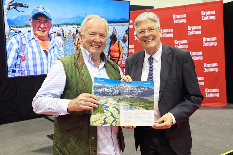 LH Peter Kaiser mit Tagliamento-Kenner Alt-LH Gerhard Dörfler beim „Bergkrone“-Stand (Bild: Uta Rojsek Wiedergut)