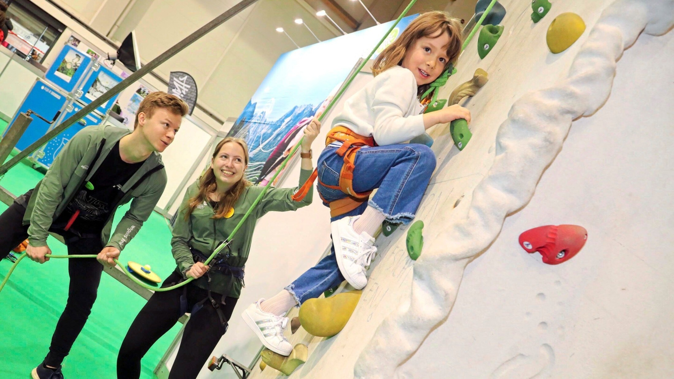 Beim Stand des Alpenvereins kann kräftig geklettert werden (Bild: Uta Rojsek Wiedergut)