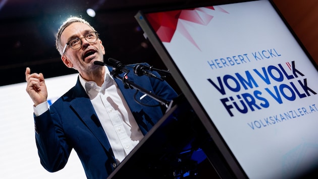 Herbert Kickl FPÖ-vezető a bécsi Szabadságpárt konferenciáján is ostorozta politikai ellenfeleit. (Bild: APA/GEORG HOCHMUTH)
