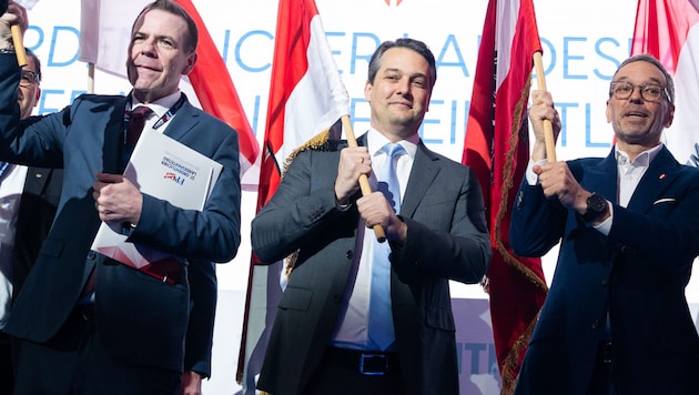 Harald Vilimsky, Dominik Nepp ve Herbert Kickl (soldan sağa) Cumartesi günü Viyana FPÖ parti konferansında sert eleştirilerde bulundular. (Bild: APA/GEORG HOCHMUTH)