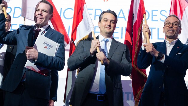 Harald Vilimsky, Dominik Nepp and Herbert Kickl (from left to right) dealt out strong blows at the Vienna FPÖ party conference on Saturday. (Bild: APA/GEORG HOCHMUTH)