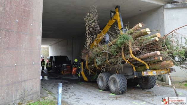The scene of the accident in Meggenhofen: Because the crane had not been retracted, the President of the Provincial Parliament, Max Hiegelsberger (ÖVP), crashed into the underpass with his vehicle and got stuck. (Bild: FF Meggenhofen)