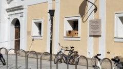 Kleine Tierchen, große Wirkung: Der Bereich am Residenzplatz wurde abgesichert. (Bild: Markus Tschepp)