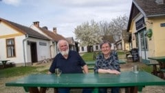 Auf dem alten Dorfanger findet man ein Wirtshaus, eine Volksschule und noch vieles, vieles mehr. Pepo und Christine Haubenwallner freuen sich auf die neue Saison. (Bild: Charlotte Titz)