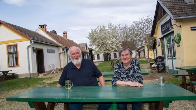 Auf dem alten Dorfanger findet man ein Wirtshaus, eine Volksschule und noch vieles, vieles mehr. Pepo und Christine Haubenwallner freuen sich auf die neue Saison. (Bild: Charlotte Titz)
