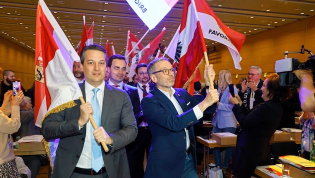 Der Wiener FPÖ-Chef Dominik Nepp (li.) mit Herbert Kickl, Boss der Bundes-FPÖ beim Einzug in den Parteitag. (Bild: klemens groh)