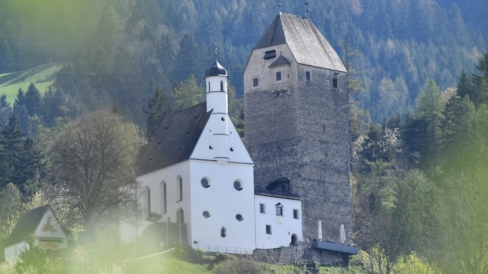 Freundsberg Castle is one of the sights.