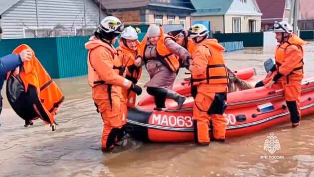 Ural Dağlarının güneybatısındaki Orenburg bölgesinde binlerce kişi şiddetli sel ve bir barajın patlaması nedeniyle tahliye edilmek zorunda kaldı. (Bild: APA/AFP/Russian Emergencies Ministry/Handout)