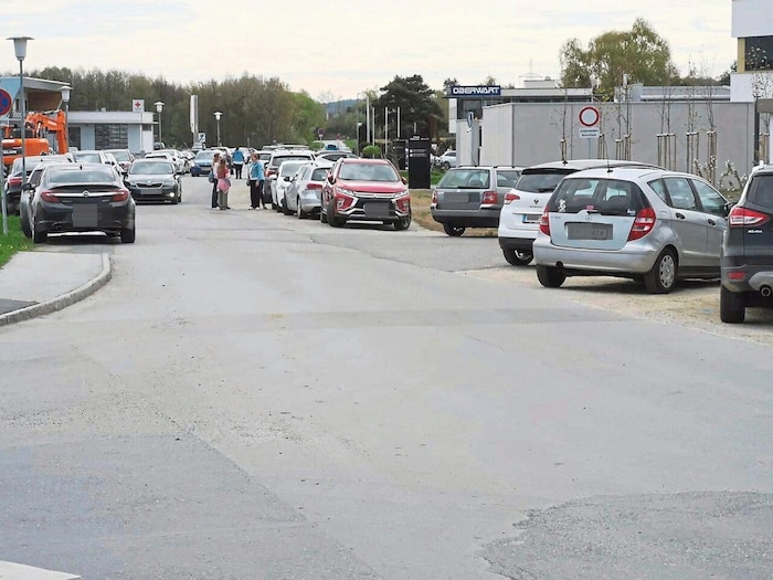Rund um die neue Klinik wurden Wildparker gestraft.