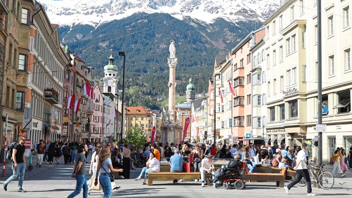 In Innsbruck in der Maria-Theresien-Straße genossen die Menschen die hohen Temperaturen.