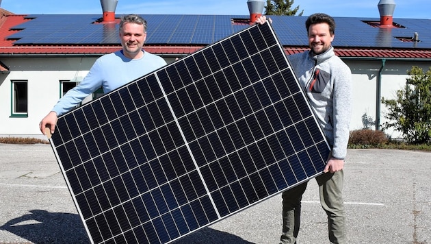 Michlmayr (left) and Strasser will swap solar power in future. (Bild: zVg)