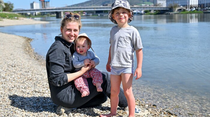 Laura (28) mit Nils (4) und Frieda (9 Monate) an der Donau