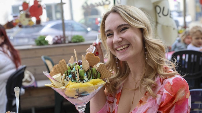 Vivien ließ sich in Braunau einen großen Eisbecher schmecken