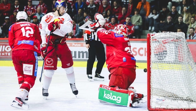 Nach dem gewonnenen Geduldspiel in Klagenfurt werden die Bulls um Thaler (M.) erneut KAC-Goalie Dahm das Leben schwer machen. (Bild: GEPA pictures/ Daniel Goetzhaber)