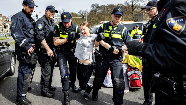 Greta THunberg svéd klímaaktivista és más tüntetők elzártak egy főutat a hollandiai Hága városában. A rendőrség megakadályozta a tervet. (Bild: AFP)