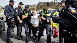 Die schwedische Klimaaktivistin Greta THunberg blockierte zusammen mit anderen Demonstranten eine Hauptverkehrsstraße in der niederländischen Stadt Den Haag. Die Polizei stoppte das Vorhaben. (Bild: AFP)
