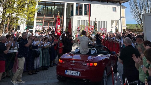 Daniel Huber bei der Einfahrt auf den Stadtplatz Seekirchen. (Bild: Christoph Kolland)