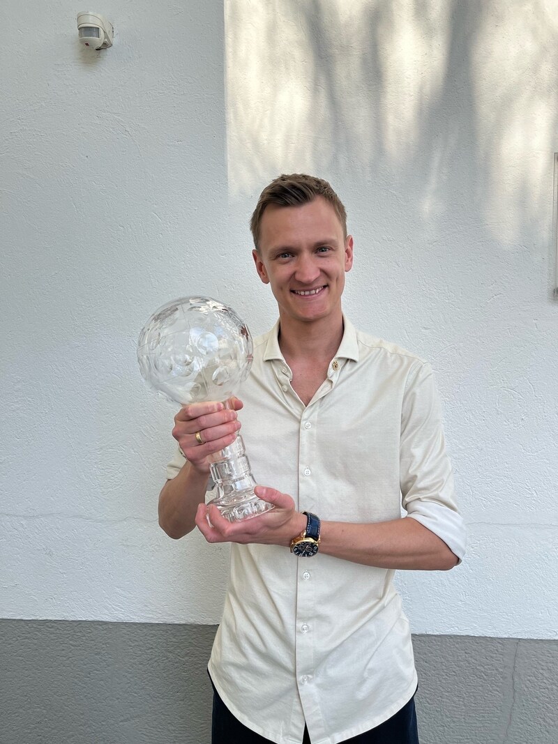 Daniel Huber mit der kleinen Kristallkugel. (Bild: Christoph Kolland)