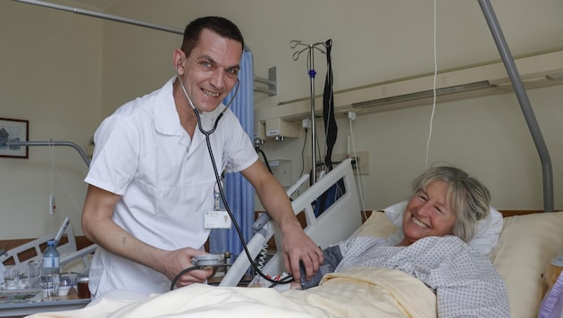Blutdruckmessen gehört zur vielfältigen Arbeit des Pflegefachassistenten. Peter Schluet kümmerte sich beim Besuch der „Krone“ gerade um Patientin Birgit Kössler. (Bild: Tschepp Markus)