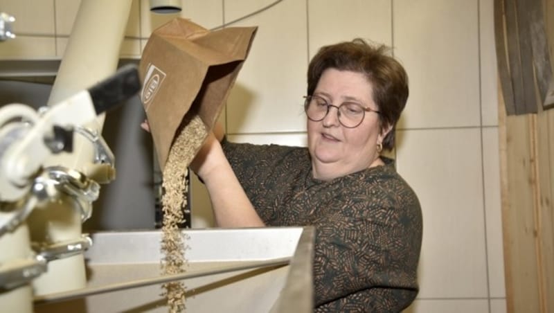 Elisabeth Löcker verarbeitet die Ernte vom Feld des Biohofs „Sauschneider“ in St. Margarethen zu Bio-Nudeln, Brot und Mehl. (Bild: Holitzky Roland)