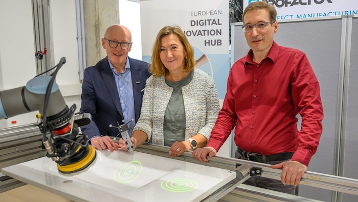 Helmut Nöhmayer (right) from Profactor and Alois Keplinger (left) from the Chamber of Commerce ...
