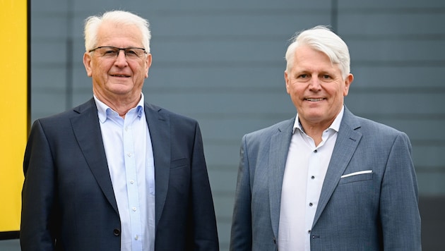 Klipp boss Gottfried Kraft (right, with Ewald Lanzl) has been paying employees and apprentices more since 2023. (Bild: Markus Wenzel)