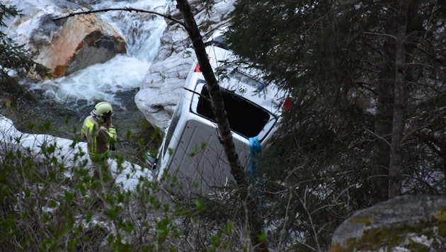 The car ended up in the bed of the stream. (Bild: zoom.tirol)
