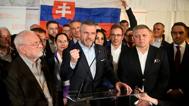 Pellegrini (yumruğu havada) seçim zaferinin ardından, solunda Başbakan Robert Fico ile birlikte (Bild: AP)