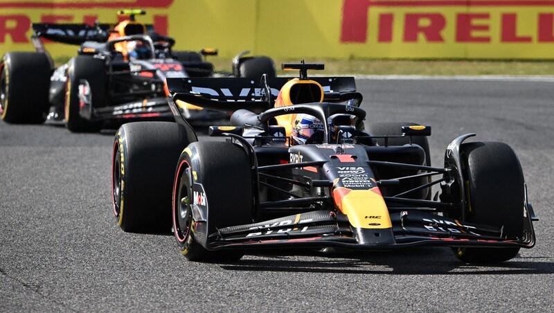 Max Verstappen (im Vordergrund) und Sergio Perez (Bild: AP)