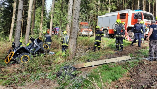 A baleset helyszíne egy Schenkenfelden melletti erdőben, a quad több fának ütközött. (Bild: FF Schenkenfelden)